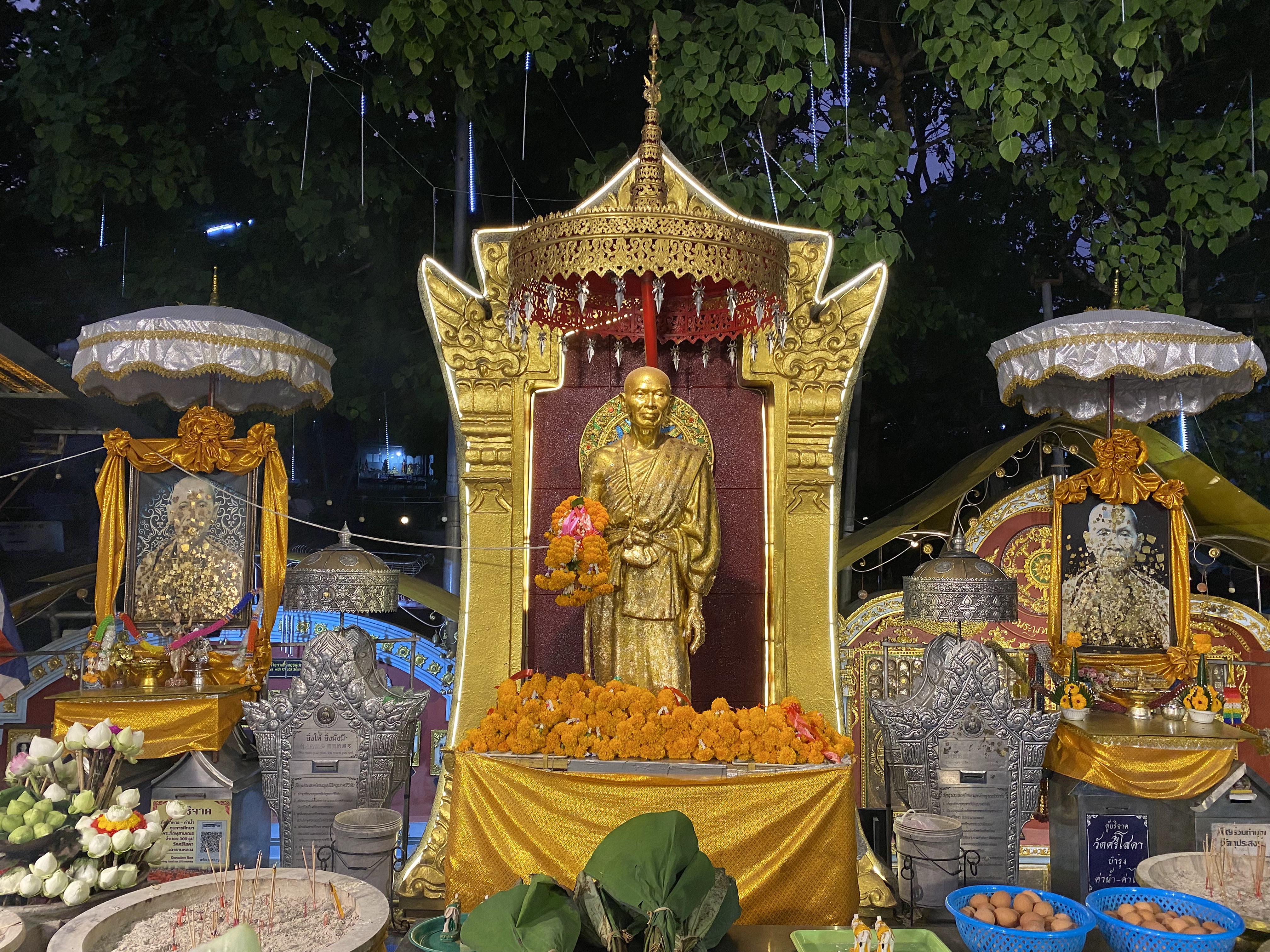 รูปปั้นในแสงทอง