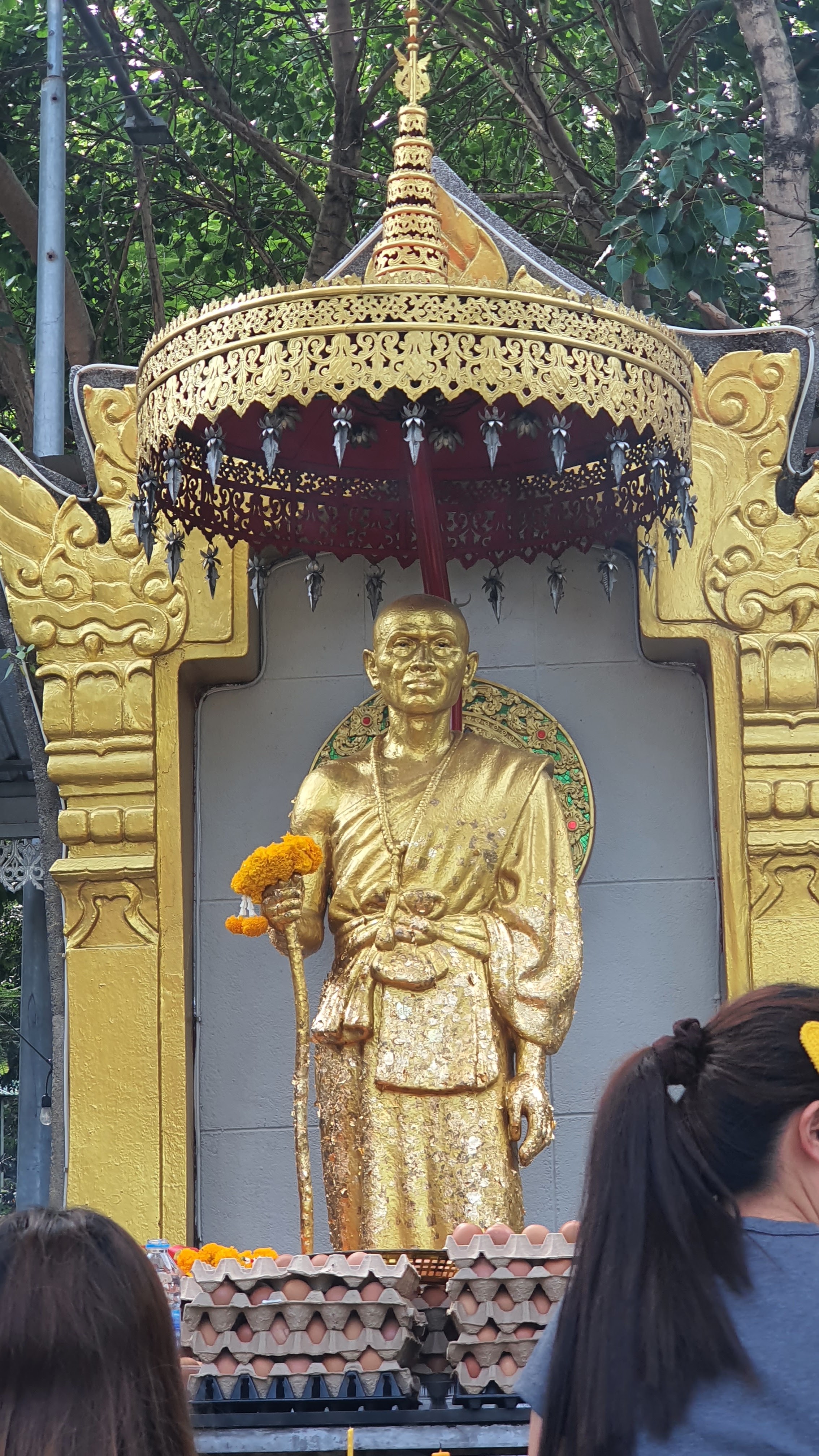พวงมาลัยที่แท่นบูชา